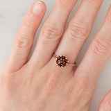 Bague fleur vintage en or jaune 9 carats avec grenats (environ 0.70 ct au total), 1977