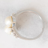 Anello contrarier vintage in oro bianco 18K con perle bianche e diamanti di taglio rosetta (0.36ctw ca.), anni ‘50/‘60