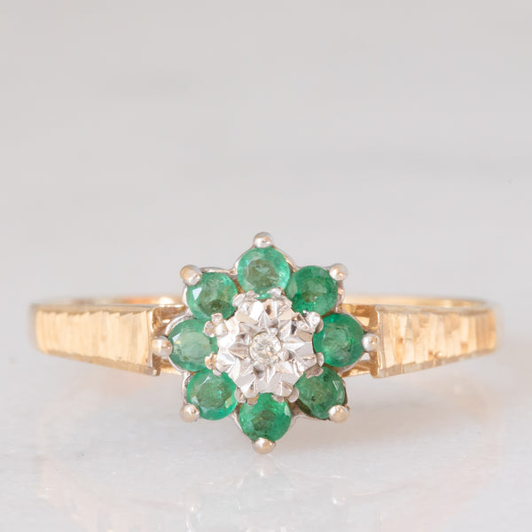 Anello a fiore vintage in oro giallo 9K con smeraldi (0.36ctw ca.) e diamante (0.01ct ca.), anni ‘70/‘80