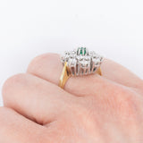 Anello a fiore/fiocco di neve in oro giallo e bianco 14K con smeraldo (0.13ct ca.) e diamanti di taglio brillante (1.24ctw ca.), anni ‘70