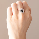 Vintage-Gänseblümchenring aus 14 Karat Weißgold mit Saphiren (ca. 2 ct) und Diamanten im Brillantschliff (ca. 0.80 ctw), 70er Jahre