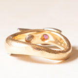 Bague abstraite en or jaune et blanc 18 carats avec diamants (taille triangulaire centrale et environ 0.33 ct) et rubis taille poire (environ 0.25 ct), années 70/80
