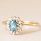Anello a margherita vintage in oro giallo e bianco 9K con topazio azzurro (0.40ct ca.) e diamanti (0.12ctw ca.), anni ‘90