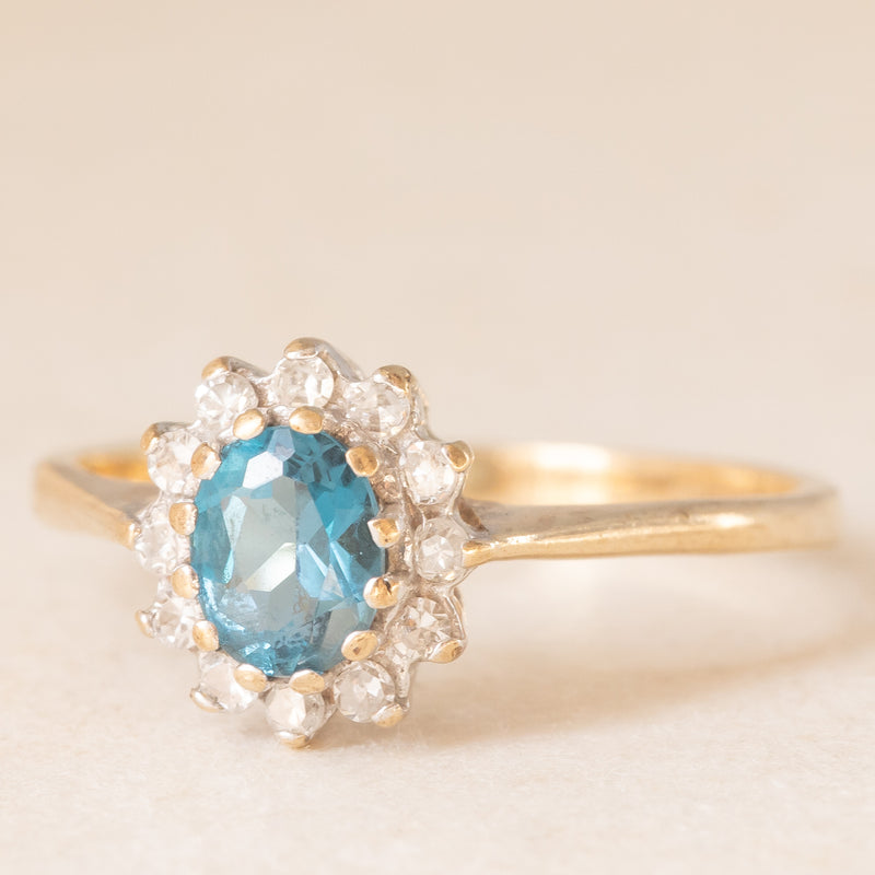 Anello a margherita vintage in oro giallo e bianco 9K con topazio azzurro (0.40ct ca.) e diamanti (0.12ctw ca.), anni ‘90