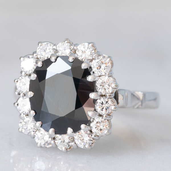 Anello a margherita in oro bianco 14K con zaffiro (3.50ct ca.) e diamanti di taglio brillante (0.56ctw ca.), anni ‘70