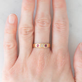 Trilogy gypsy vintage in oro giallo 14K con diamante (0.16ct ca.) e rubini (0.16ctw ca.), anni ‘40/‘50