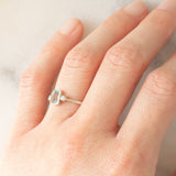 Trilogy vintage in oro bianco 9K con acquamarina (0.40ct ca.) e diamanti di taglio brillante (0.02ctw ca.), anni ‘70