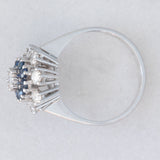 Anello a fiore vintage in oro bianco 14K con diamanti di taglio brillante (0.84ctw ca.) e zaffiri (0.32ctw ca.), anni ‘70