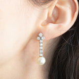 Orecchini pendenti vintage in oro bianco 14K con perle bianche e diamanti di taglio brillante (1.30ctw ca.), anni ‘70/‘80