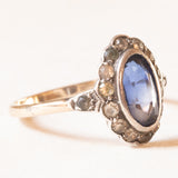 Антикварное кольцо с ромашкой из желтого золота и серебра 8 карат с сапфиром (около 1.40 карата) и белой стеклянной пастой, начало 900-х годов.