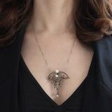 Collana con pendente/spilla Art Nouveau in oro giallo 18K e argento con diamanti di taglio rosetta (0.50ctw ca.), rubini e perle bianche, anni ‘10/‘20