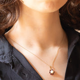 Ciondolo vintage in oro giallo 8K con perla bianca e granati (0.90ctw ca.), anni ‘60/‘70