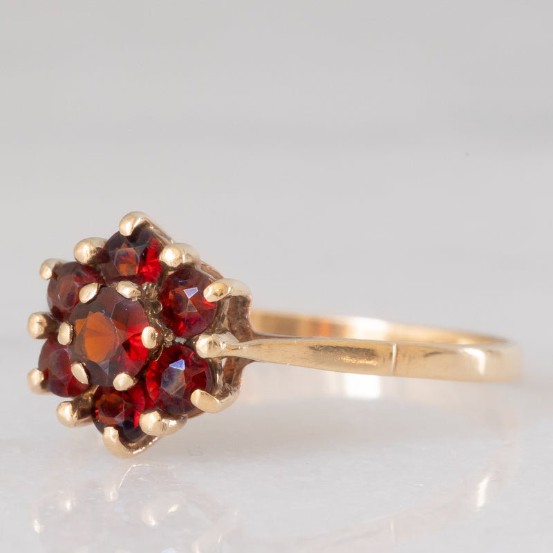 Anello a fiore vintage in oro giallo 9K con granati (0.70ctw ca.), anno 1977