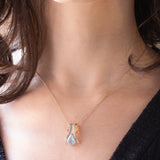 Vintage-Anhänger aus 14-karätigem Gelb- und Weißgold mit blauem Topas (ca. 1.75 Karat) und Diamanten (ca. 0.18 Karat), 60er Jahre