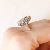 Vintage-Gänseblümchenring aus 18-karätigem Weißgold mit Saphir (ca. 2 ct) und Diamanten im Brillant- und Marquise-Schliff (ca. 1.40 ctw), 70er Jahre