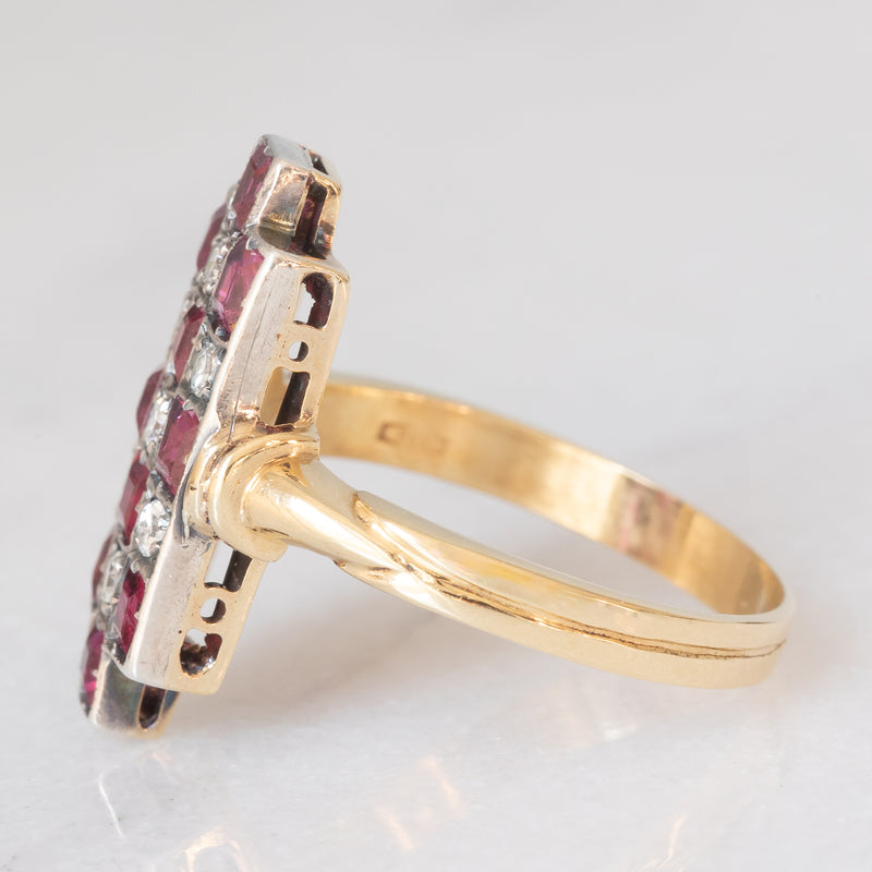 Anello vintage in stile Art Déco in oro giallo e bianco 18K con rubini di taglio carré (1ctw ca.) e diamanti (0.20ctw ca.), anni ‘50