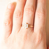 Anello a fiore vintage in oro giallo 9K con opali (0.35ctw ca.), anno 1979