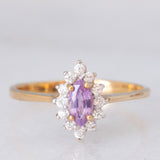 Anello a margherita in oro giallo 9K con zaffiro viola sintetico (0.25ct) e zirconi bianchi