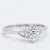 Trilogy vintage in platino con diamanti di taglio brillante (centrale di 1.02ct), anni ‘80