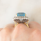 Anello da cocktail vintage in oro giallo e bianco 18K con topazio azzurro (20ct ca.) e diamanti di taglio brillante (1.70ctw ca.), anni ‘70