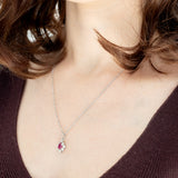 Collana vintage con ciondolo a margherita in oro bianco 14K con rubino di taglio a goccia (0.65ct ca.) e diamanti di taglio brillante (0.35ctw ca.), anni ‘80