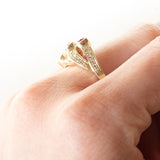 „Dreifach“-Ring aus 14 K Gelbgold mit synthetischen Rubinen (ca. 0.45 ctw) und Diamanten im Brillantschliff (ca. 0.22 ctw), 80er Jahre