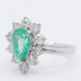 Anello a margherita vintage in platino con smeraldo di taglio a goccia (1.05ct) e diamanti di taglio brillante (1ctw), anni ‘80