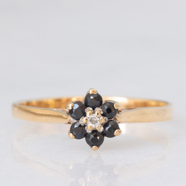 Anello a fiore vintage in oro giallo 9K con zaffiri (0.24ctw ca.) e diamante, anno 1984