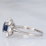 Anello ballerina vintage in oro bianco 18K con zaffiro (1.30ct ca.) e diamanti di taglio brillante e di taglio baguette (1ctw ca.), anni ‘70/‘80