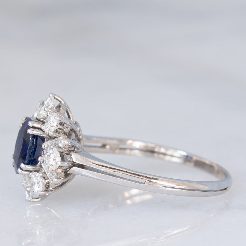 Anello ballerina vintage in oro bianco 18K con zaffiro (1.30ct ca.) e diamanti di taglio brillante e di taglio baguette (1ctw ca.), anni ‘70/‘80