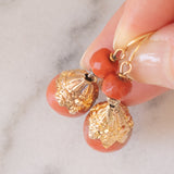 Orecchini pendenti antichi in oro giallo 18K con corallo arancione, primi del ‘900