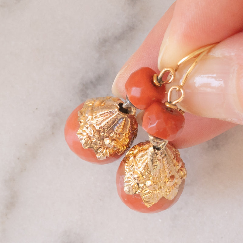 Orecchini pendenti antichi in oro giallo 18K con corallo arancione, primi del ‘900