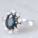 Gänseblümchenring aus 14 Karat Weißgold mit Saphir (ca. 1.50 ct) und Diamanten im Brillantschliff (ca. 0.60 ctw), 70er Jahre