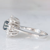 Anello a margherita vintage in oro bianco 14K con zaffiro (0.75ct ca.) e diamanti di taglio brillante (0.64ctw ca.), anni ‘60/‘70