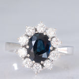 Anello a margherita vintage in oro bianco 18K con zaffiro (1.90ct ca.) e diamanti di taglio brillante (0.75ctw ca.), anni ‘70