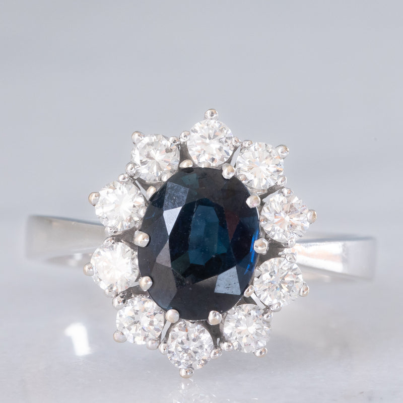 Anello a margherita vintage in oro bianco 18K con zaffiro (1.90ct ca.) e diamanti di taglio brillante (0.75ctw ca.), anni ‘70