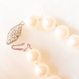 Collana vintage con filo di perle bianche coltivate con chiusura in oro bianco 14K, anni ‘50/‘60