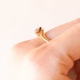 Toi et Moi antico in oro giallo 14K con zaffiro (0.25ct ca.) e diamante di taglio vecchia miniera (0.25ct ca.), anni ‘10/‘20