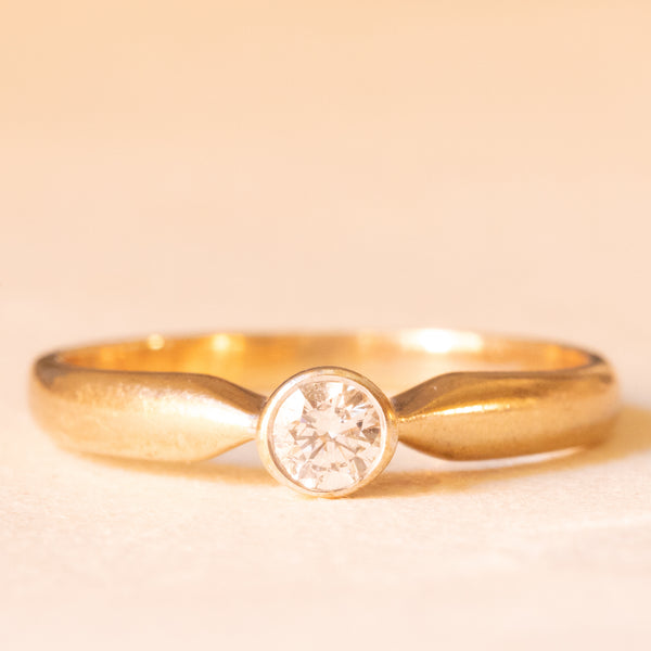 Solitario vintage in oro giallo 9K con diamante di taglio brillante (0.18ct ca.), anni ‘40