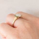 Anello vintage in oro giallo 8K con opale (0.90ct ca.) e smeraldi (0.10ctw ca.), anni ‘80