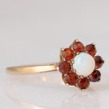 Anello a margherita in oro giallo 9K con opale (0.20ct ca.) e granati (0.30ctw ca.), anno 1977