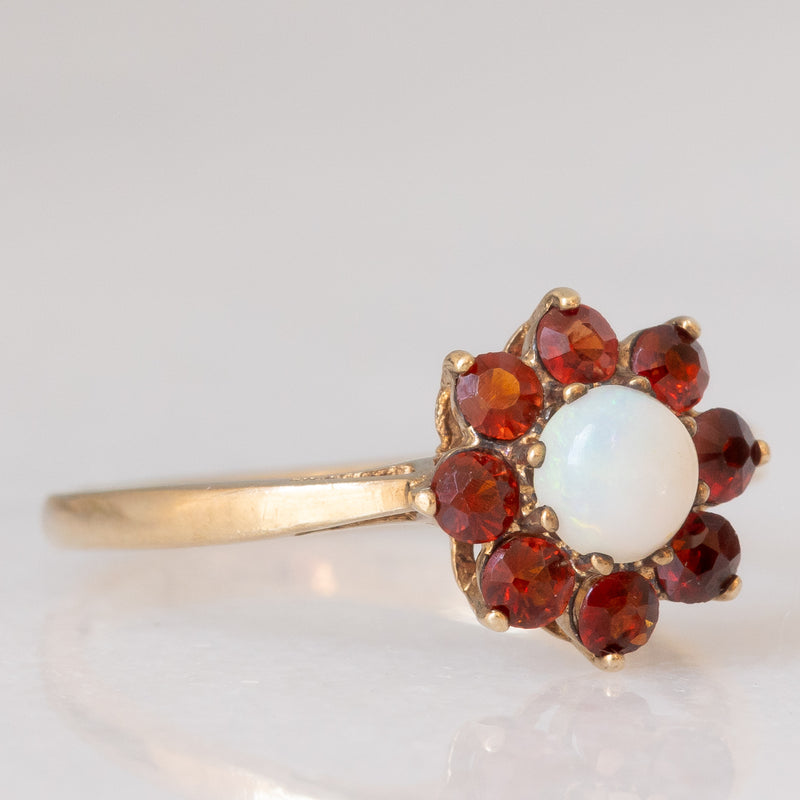 Anello a margherita in oro giallo 9K con opale (0.20ct ca.) e granati (0.30ctw ca.), anno 1977