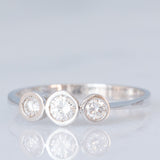 Vintage-Trilogie aus 14 Karat Weißgold mit Diamanten im Brillantschliff (ca. 0.26 Karat), 90er Jahre