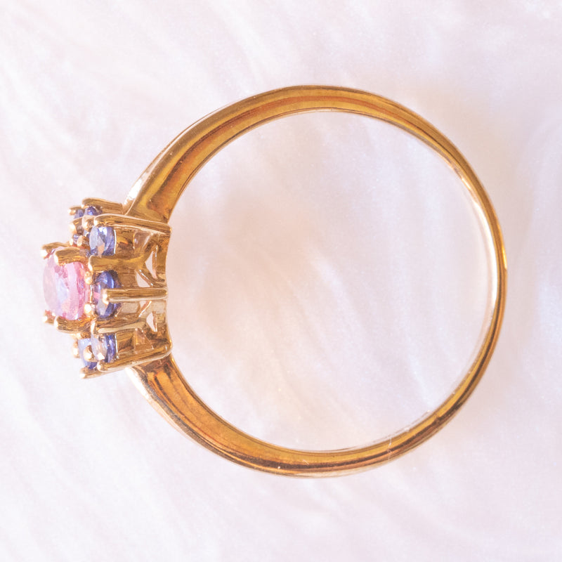 Anello a margherita in oro giallo 9K con zaffiro rosa sintetico (0.40ct ca.) e zaffiri blu sintetici (0.40ctw ca.), anno 2007