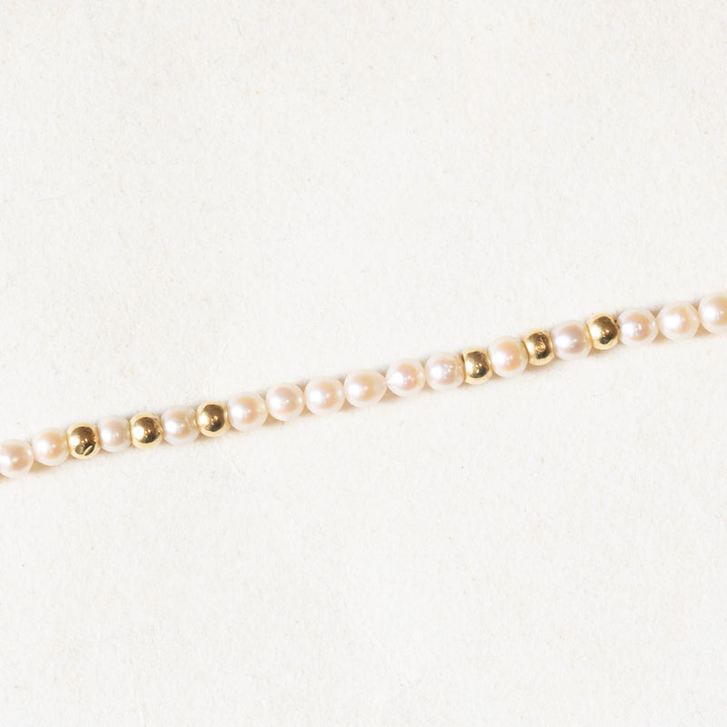 Collana vintage con perle bianche e perline in oro giallo 9K e con chiusura in oro giallo 9K, anni ‘50/‘60