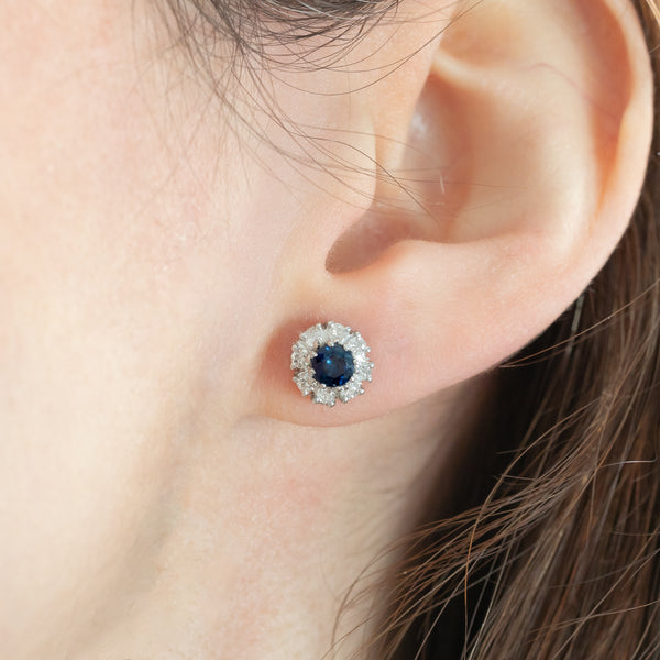 Orecchini a margherita vintage in oro bianco 14K con topazi blu (0.70ctw ca.) e diamanti (0.32ctw ca.), anni ‘70