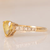Anello vintage in oro giallo 9K con tormalina gialla (0.60ct ca.) e diamanti (0.10ctw ca.)