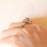 Anello a margherita vintage in oro giallo e bianco 9K con zaffiro (0.60ct ca.) e diamanti (0.14ctw ca.), anno 1991