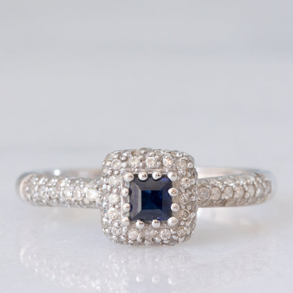Anello a margherita vintage in oro bianco 9K con zaffiro di taglio carré (0.20ct ca.) e diamanti (0.38ctw ca.), anni ‘90/anni ‘2000