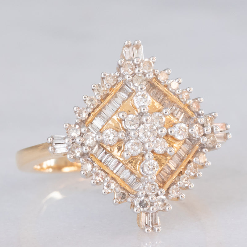 Anello vintage in oro giallo e bianco 14K con diamanti di taglio brillante e baguette (0.75ctw ca.), anni ‘70/‘80